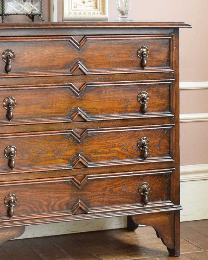 アンティークのチェスト　アンティーク家具　英国スタイルのインテリアに、オーク材のアンティーク４段チェスト。ちょっと背伸びした人気の脚のデザイン脚元を見てみるとブラケットフィート。(q-1205-f)