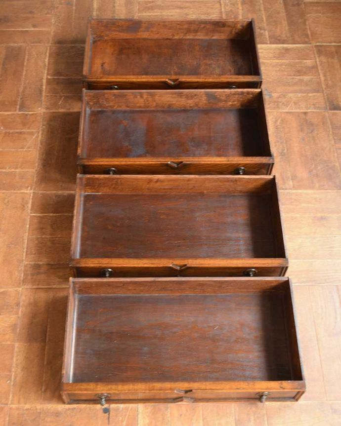 アンティークのチェスト　アンティーク家具　英国スタイルのインテリアに、オーク材のアンティーク４段チェスト。キレイに修復しましたお洋服を入れてもいいように、引き出しの中も職人がキレイに修復しました。(q-1205-f)