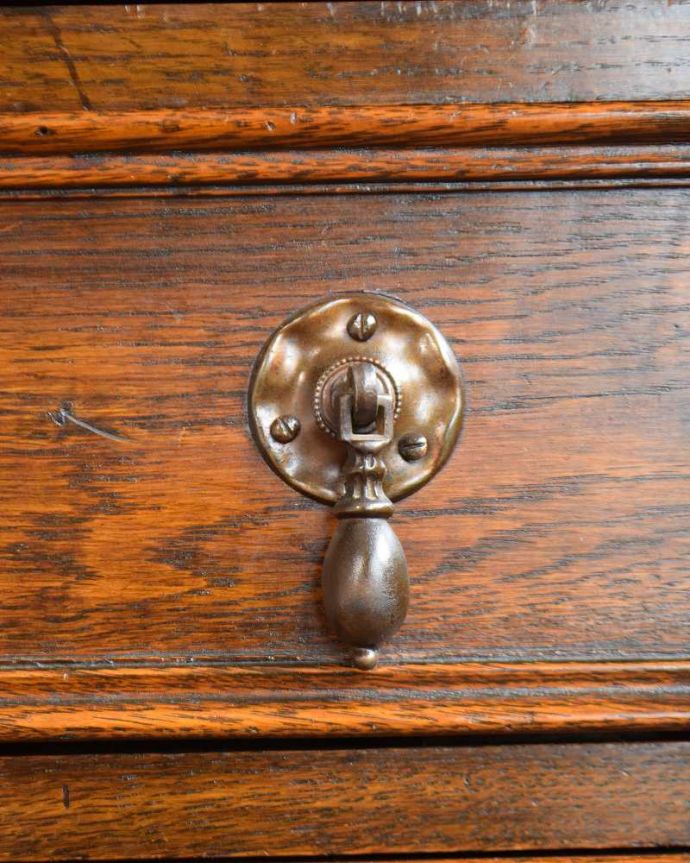 アンティークのチェスト　アンティーク家具　英国スタイルのインテリアに、オーク材のアンティーク４段チェスト。アンティークらしい取っ手アンティーク家具は取っ手のデザインまで、なんだか高級感があるんですよね。(q-1205-f)