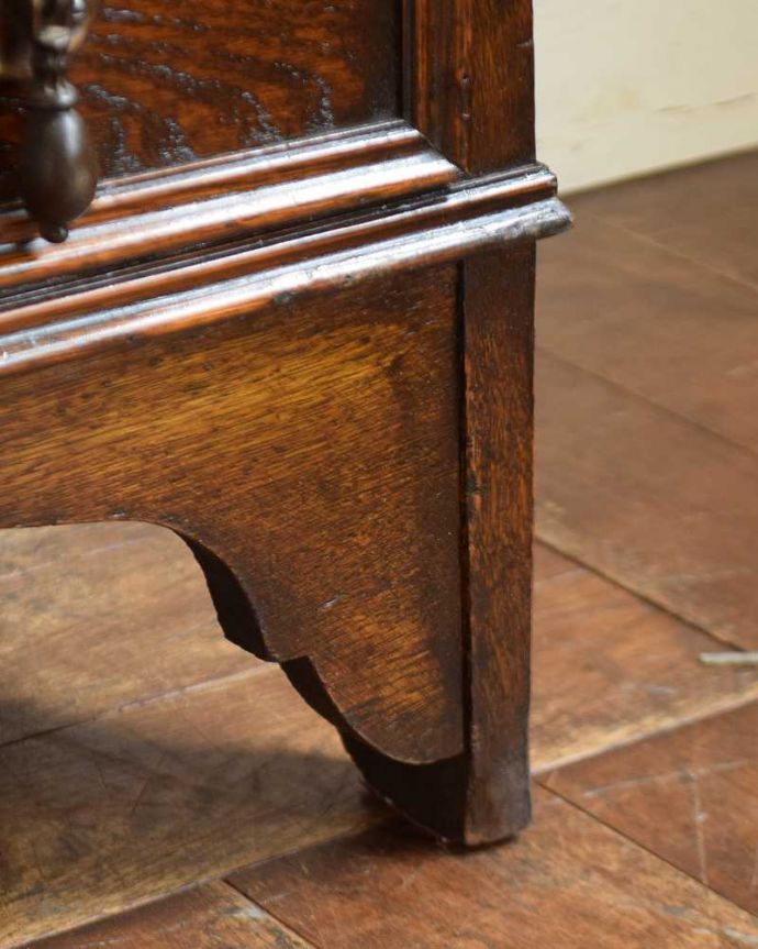 アンティークのチェスト　アンティーク家具　英国スタイルのインテリアに、オーク材のアンティーク４段チェスト。女性1人でラクラク運べちゃう仕掛けHandleのアンティークは、脚の裏にフェルトキーパーをお付けしています。(q-1205-f)