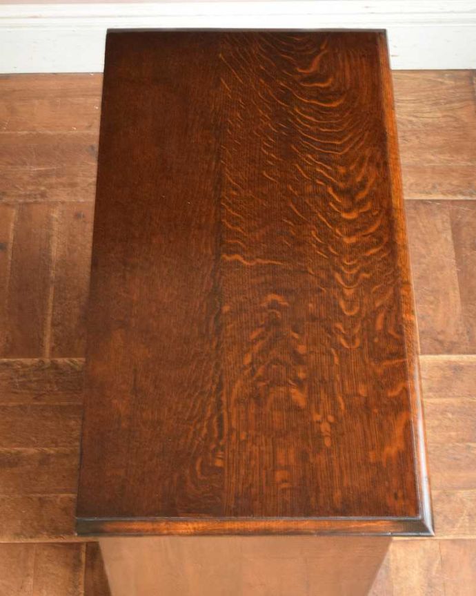 アンティークのチェスト　アンティーク家具　英国スタイルのインテリアに、オーク材のアンティーク４段チェスト。ピカピカに仕上げました修復の時、天板もキレイに仕上げました。(q-1205-f)