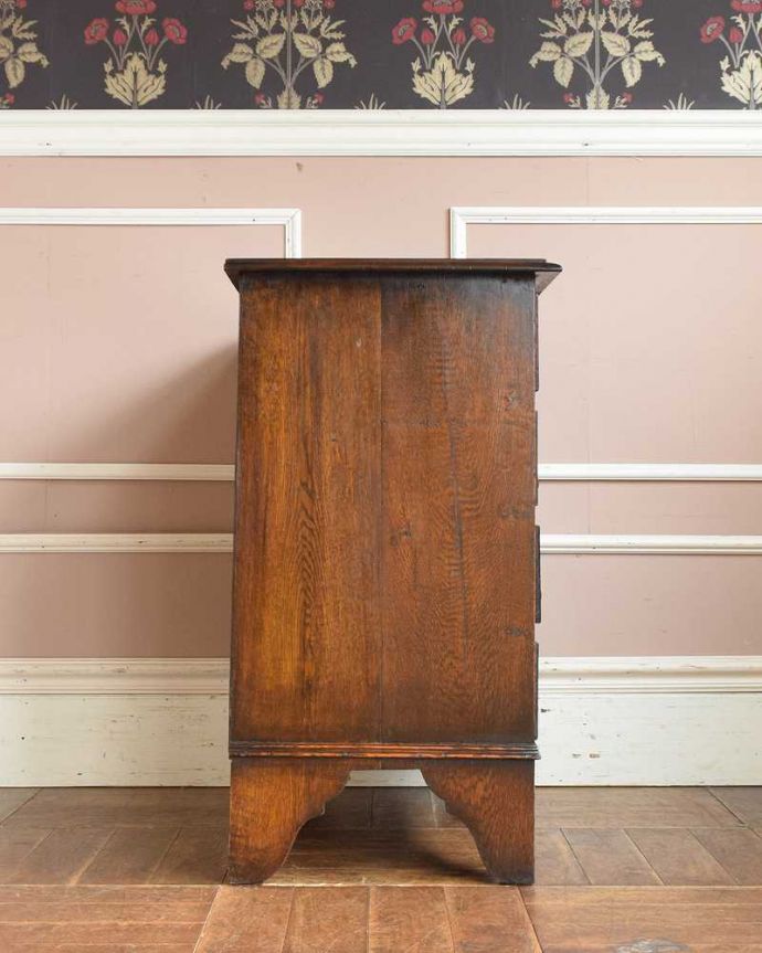 アンティークのチェスト　アンティーク家具　英国スタイルのインテリアに、オーク材のアンティーク４段チェスト。横から見てもキレイですもちろん、横顔だってキレイ！どこから見ても絵になります。(q-1205-f)