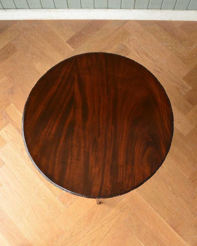 アンティークのテーブル　アンティーク家具　高級感があるアンティーク英国家具、棚が付いたオケージョナルテーブル 。いろいろ便利に使えます。(q-1208-f)