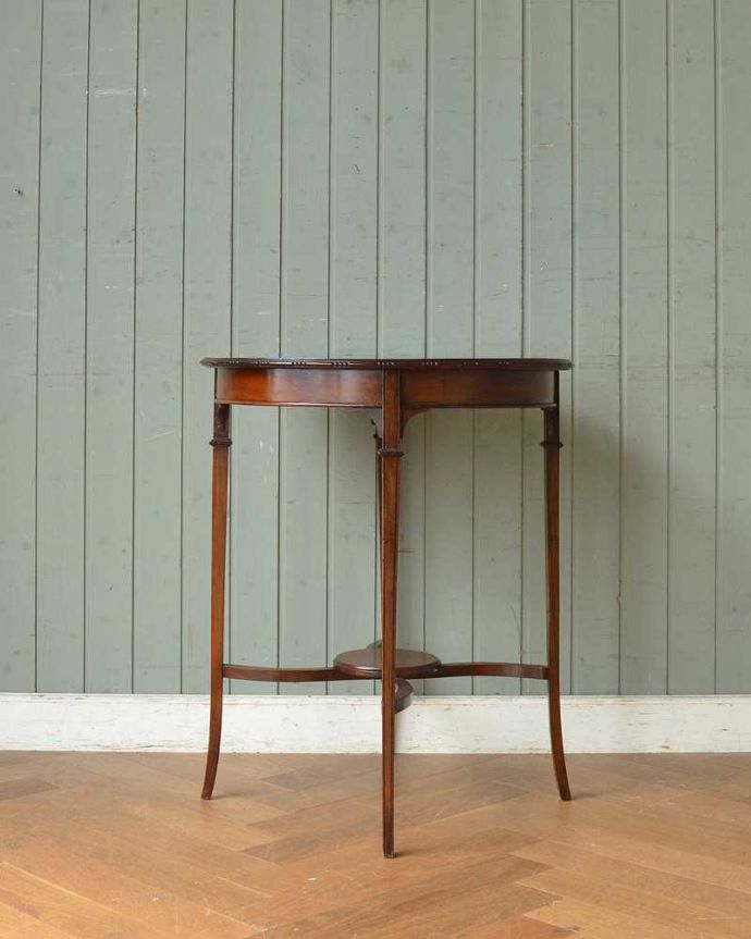 アンティークのテーブル　アンティーク家具　高級感があるアンティーク英国家具、棚が付いたオケージョナルテーブル 。こちら側も、もちろんキレイです！アンティークは新品ではないので、もちろん経年変化によるキズはありますが、専門の職人がキレイにお直しをしているので、後ろ姿までキレイです。(q-1208-f)