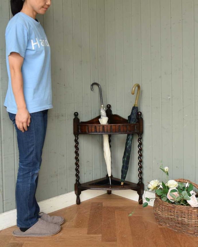 アンティークの玄関収納　アンティーク家具　英国から届いた小さなアンティーク家具、コーナーステッキスタンド。英国紳士の身だしなみのために作られた家具実は傘立てではなくステッキを立てて置くためのスタンド。(q-1209-f)