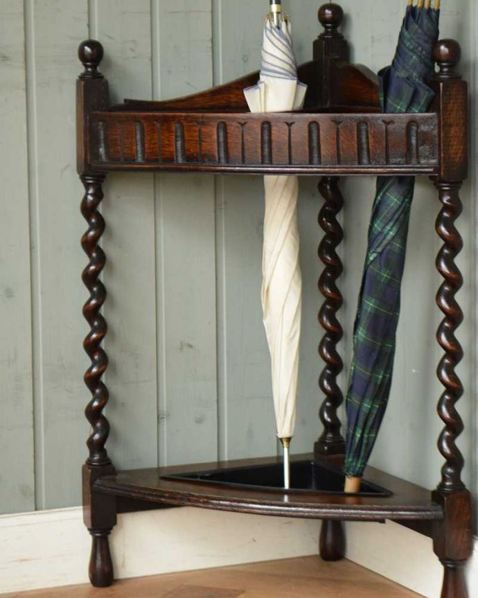 アンティークの玄関収納　アンティーク家具　英国から届いた小さなアンティーク家具、コーナーステッキスタンド。玄関を華やかにしてくれる英国デザイン海を渡って来てくれたおかげで、日本ではとても素敵な傘立てとして使えます。(q-1209-f)