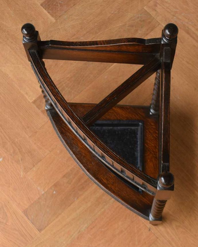 アンティークの玄関収納　アンティーク家具　英国から届いた小さなアンティーク家具、コーナーステッキスタンド。上から見るとこんな感じもともとステッキを立てていただけあって、傘が収納しやすいデザイン。(q-1209-f)