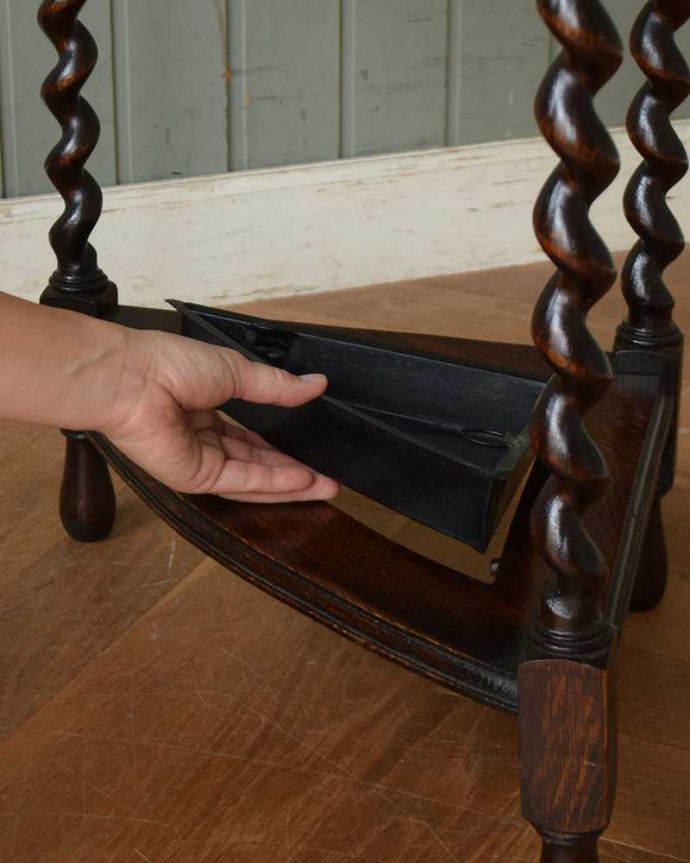 アンティークの玄関収納　アンティーク家具　英国から届いた小さなアンティーク家具、コーナーステッキスタンド。安心して使えるポイント濡れたままの傘を入れて大丈夫なように雨受けが付いています。(q-1209-f)