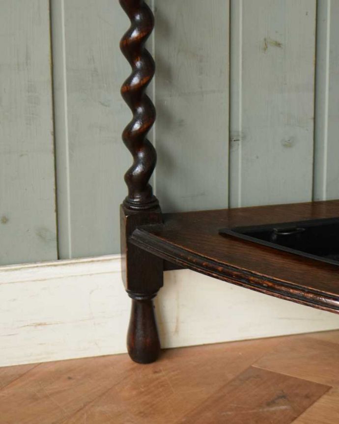 アンティークの玄関収納　アンティーク家具　英国から届いた小さなアンティーク家具、コーナーステッキスタンド。持ち上げなくても移動できます！Handleのアンティークは、脚の裏にフェルトキーパーをお付けしていますので、持ち上げなくても床を滑らせて移動させることが出来ます。(q-1209-f)