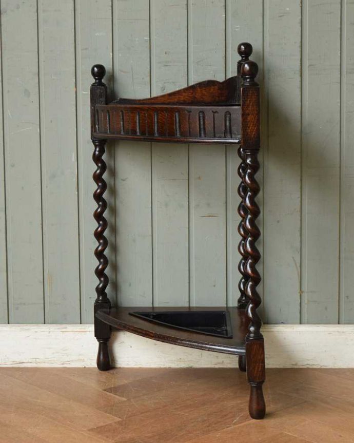 アンティークの玄関収納　アンティーク家具　英国から届いた小さなアンティーク家具、コーナーステッキスタンド。横顔も美しく！こんな風に見えます専門の職人が、一度バラしてキレイに組み直しました。(q-1209-f)