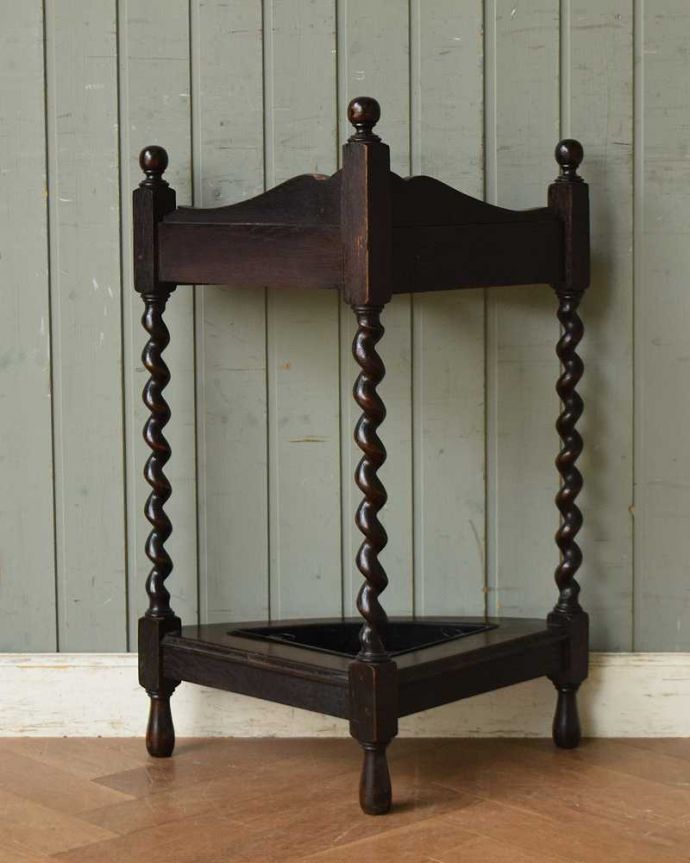 アンティークの玄関収納　アンティーク家具　英国から届いた小さなアンティーク家具、コーナーステッキスタンド。後ろ姿もキレイなんです。(q-1209-f)