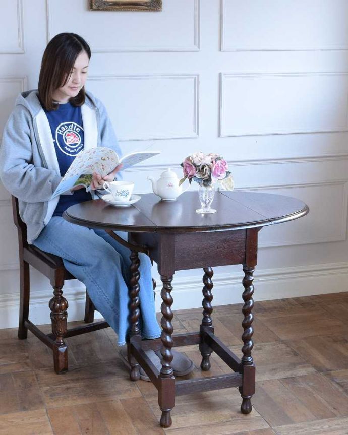 アンティークのテーブル　アンティーク家具　サイズを自由に変えて使える便利なアンティーク家具、ツイスト脚のドロップリーフテーブル（伸張式テーブル）。蝶の羽がモチーフになった美しいテーブルまるで蝶々が羽を広げるように折りたたみが出来るところから名前が付けられた「バタフライ（蝶々）テーブル」。(q-1212-f)