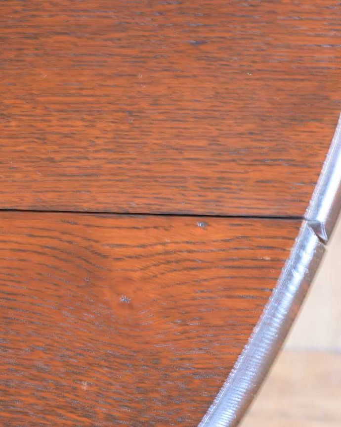 アンティークのテーブル　アンティーク家具　サイズを自由に変えて使える便利なアンティーク家具、ツイスト脚のドロップリーフテーブル（伸張式テーブル）。近づいて見てみると･･･時間と手間暇を掛けて職人が丁寧にお直しした天板は、木目も美しいんです。(q-1212-f)