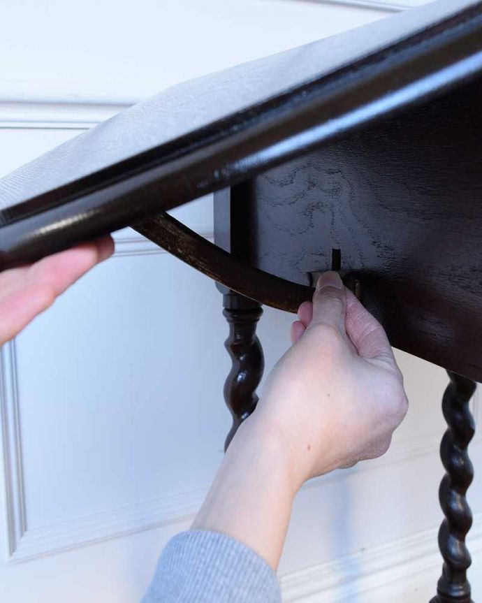 アンティークのテーブル　アンティーク家具　サイズを自由に変えて使える便利なアンティーク家具、ツイスト脚のドロップリーフテーブル（伸張式テーブル）。あっという間にサイズ変更OK！天板を上に持ち上げてレバーを引っ張り出すだけで、女性でもあっという間にサイズが変えれます。(q-1212-f)