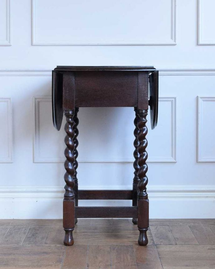 アンティークのテーブル　アンティーク家具　サイズを自由に変えて使える便利なアンティーク家具、ツイスト脚のドロップリーフテーブル（伸張式テーブル）。横から見てみると･･･リーフを畳めばとてもコンパクト。(q-1212-f)