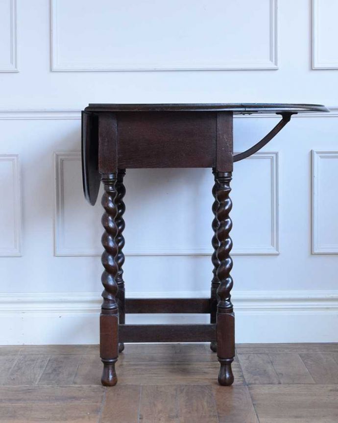 アンティークのテーブル　アンティーク家具　サイズを自由に変えて使える便利なアンティーク家具、ツイスト脚のドロップリーフテーブル（伸張式テーブル）。片方だけ開いて使えます片方の羽を開くとこんな感じ。(q-1212-f)
