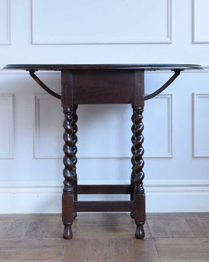 アンティークのテーブル　アンティーク家具　サイズを自由に変えて使える便利なアンティーク家具、ツイスト脚のドロップリーフテーブル（伸張式テーブル）。両方開いたらこんな感じゲートレッグテーブルはゲートが開くように開いても閉じても、自由に使える便利さが魅力です。(q-1212-f)