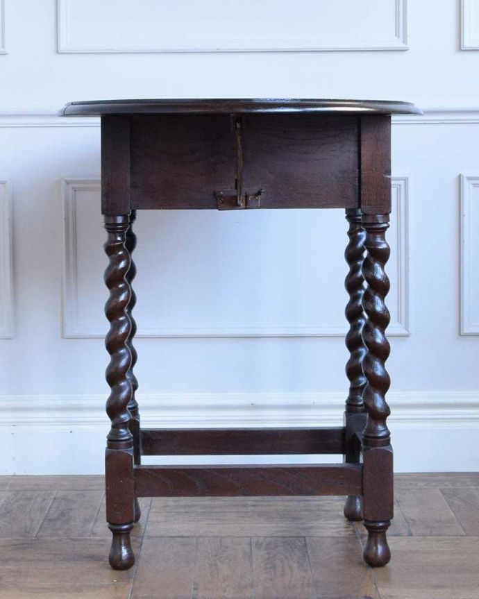 アンティークのテーブル　アンティーク家具　サイズを自由に変えて使える便利なアンティーク家具、ツイスト脚のドロップリーフテーブル（伸張式テーブル）。クルッと回転。(q-1212-f)