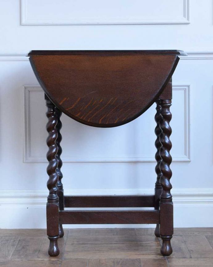 アンティークのテーブル　アンティーク家具　サイズを自由に変えて使える便利なアンティーク家具、ツイスト脚のドロップリーフテーブル（伸張式テーブル）。クルッと回転。(q-1212-f)