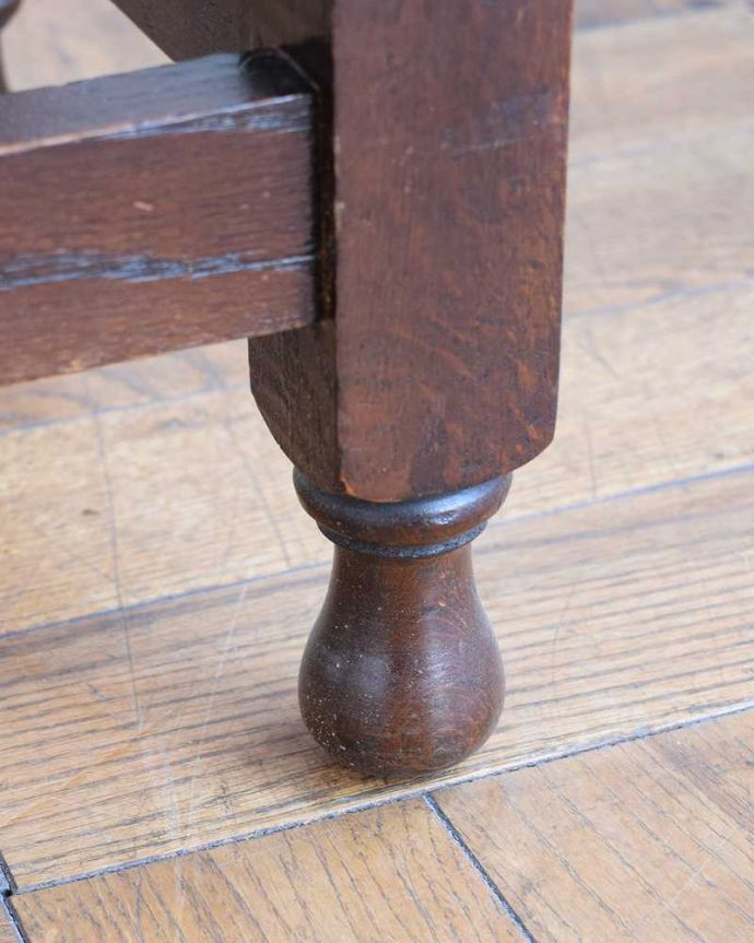 アンティークのテーブル　アンティーク家具　サイズを自由に変えて使える便利なアンティーク家具、ツイスト脚のドロップリーフテーブル（伸張式テーブル）。持ち上げなくても移動できます！Handleのアンティークは、脚の裏にフェルトキーパーをお付けしていますので、持ち上げなくても床を滑らせて移動させることが出来ます。(q-1212-f)