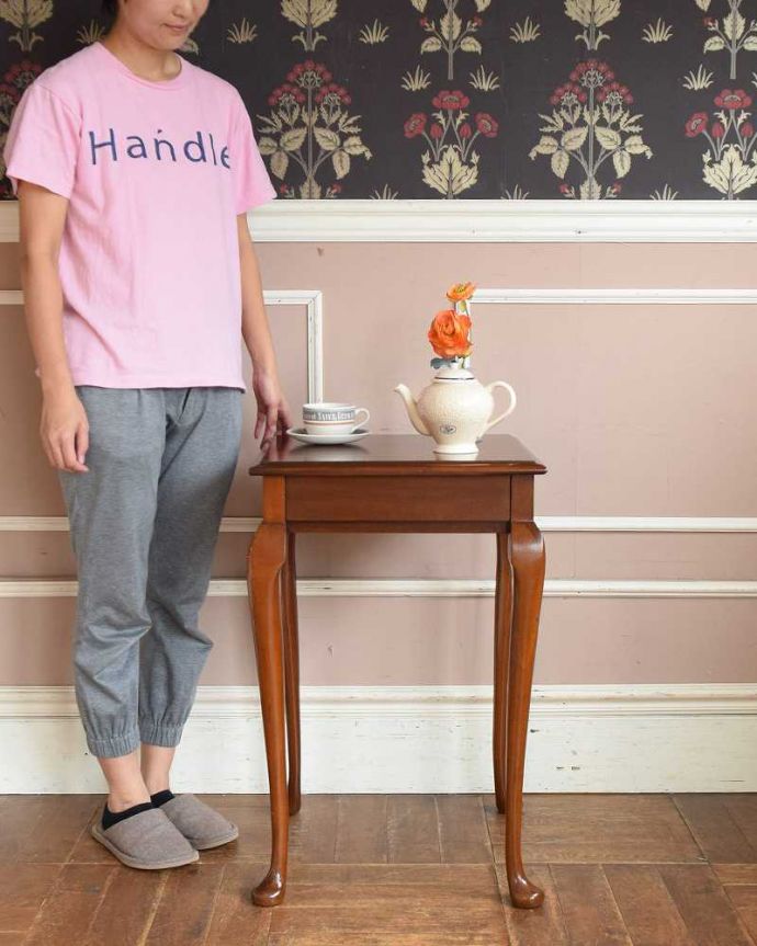 アンティークのテーブル　アンティーク家具　シンプルなデザインのアンティーク家具、木目が美しいマホガニー材のサイドテーブル。どんな場所でも便利に使える小さなテーブルそもそも「便利に使える」と言う名前のオケージョナルテーブル。(q-1213-f)