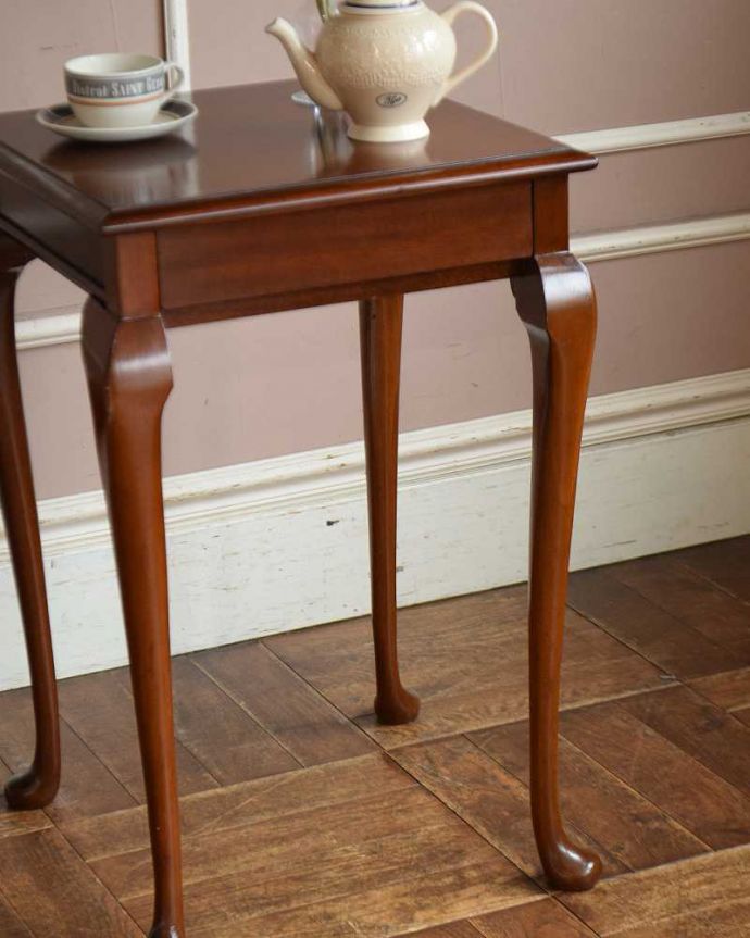 アンティークのテーブル　アンティーク家具　シンプルなデザインのアンティーク家具、木目が美しいマホガニー材のサイドテーブル。しなやかに伸びる脚先に施された定番のデザイン優雅に伸びる脚の先に上品にあしらわれたパッドフット。(q-1213-f)