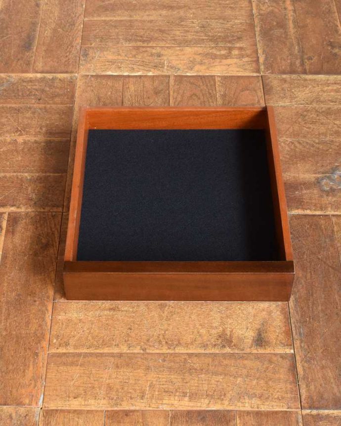 アンティークのテーブル　アンティーク家具　シンプルなデザインのアンティーク家具、木目が美しいマホガニー材のサイドテーブル。引き出しの中もキレイですテーブルに付いた引き出しの中も、もちろん職人がキレイに修復しました。(q-1213-f)