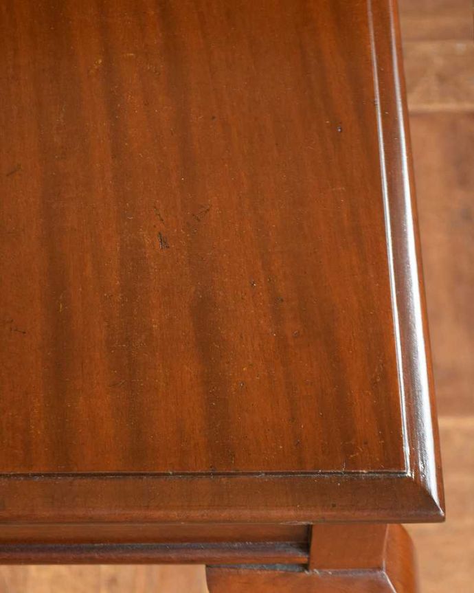 アンティークのテーブル　アンティーク家具　シンプルなデザインのアンティーク家具、木目が美しいマホガニー材のサイドテーブル。天板を近づいて見てみると･･･近づいて見てみて下さい。(q-1213-f)