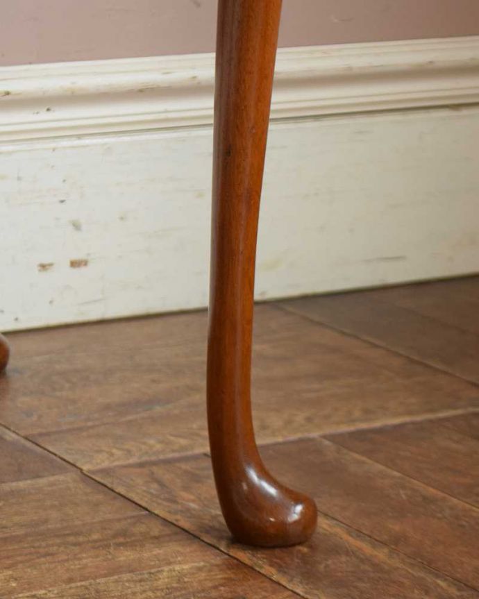 アンティークのテーブル　アンティーク家具　シンプルなデザインのアンティーク家具、木目が美しいマホガニー材のサイドテーブル。持ち上げなくても大丈夫！Handleのアンティークは、脚の裏にフェルトキーパーをお付けしています。(q-1213-f)