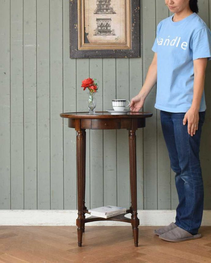 アンティークのテーブル アンティーク家具 どこに置いてもオシャレにキマるアンティーク家具、マホガニー材のオケージョナルテーブル。どんな場所でも便利に使える小さなテーブルそもそも「便利に使える」と言う名前のオケージョナルテーブル。(q-1216-f)
