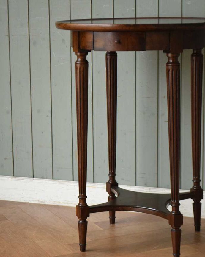 アンティークのテーブル アンティーク家具 どこに置いてもオシャレにキマるアンティーク家具、マホガニー材のオケージョナルテーブル。細くてしなやかな・・・品格ある立ち姿上品でまるで貴婦人のような立ち姿。(q-1216-f)