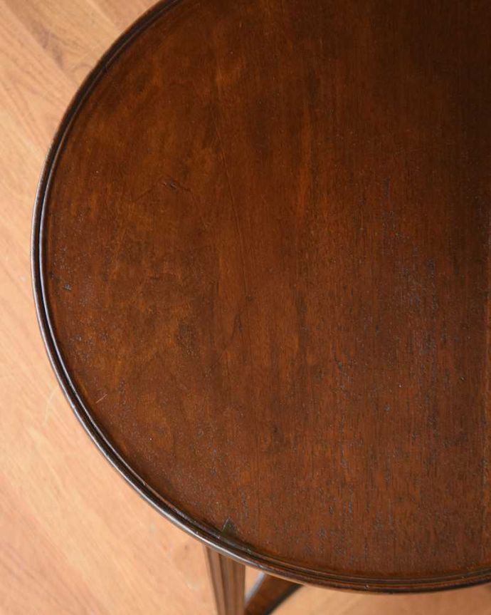 アンティークのテーブル アンティーク家具 どこに置いてもオシャレにキマるアンティーク家具、マホガニー材のオケージョナルテーブル。天板の周りのデザインもステキ天板の周りのカッティングも美しいんです。(q-1216-f)