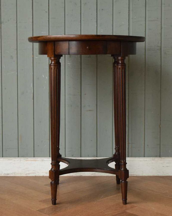 アンティークのテーブル アンティーク家具 どこに置いてもオシャレにキマるアンティーク家具、マホガニー材のオケージョナルテーブル。クルッと回転。(q-1216-f)