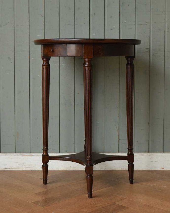 アンティークのテーブル アンティーク家具 どこに置いてもオシャレにキマるアンティーク家具、マホガニー材のオケージョナルテーブル。しっかり修復しました!アンティークは新品ではないので、もちろん経年変化によるキズはありますが、専門の職人がしっかり修復してあるのでキレイです。(q-1216-f)