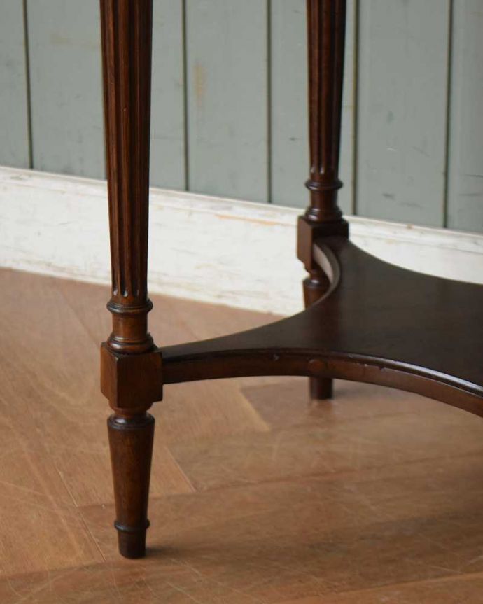 アンティークのテーブル アンティーク家具 どこに置いてもオシャレにキマるアンティーク家具、マホガニー材のオケージョナルテーブル。持ち上げなくても大丈夫!Handleのアンティークは、脚の裏にフェルトキーパーをお付けしています。(q-1216-f)