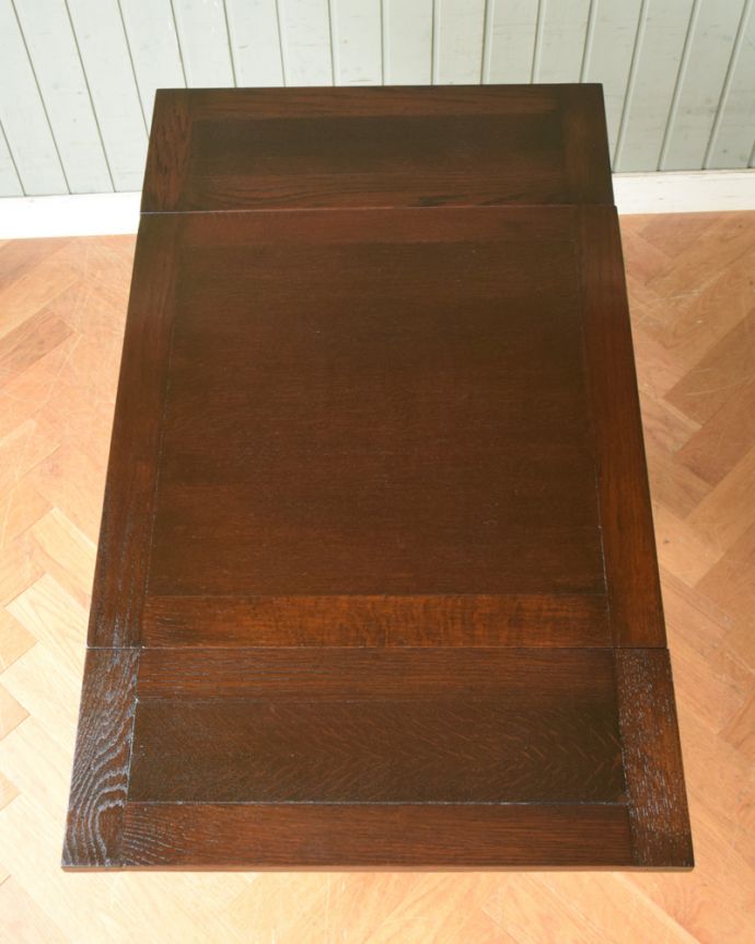 アンティークのテーブル　アンティーク家具　スリムサイズで使いやすい、アンティークのドローリーフテーブル（英国家具）。天板もピカピカにお直ししましたいろんな修復方法がありますが、Handleは修復方法に自信があります！一度、剥離してから丁寧に再度塗装をしているので、ピッカピカに仕上がっています。(q-1218-f)