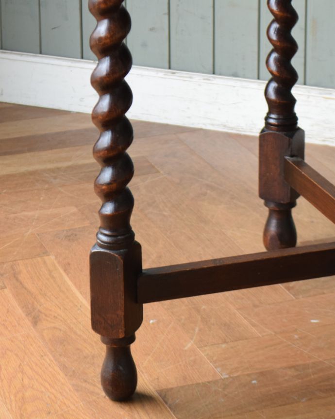 アンティークのテーブル　アンティーク家具　スリムサイズで使いやすい、アンティークのドローリーフテーブル（英国家具）。持ち上げなくても移動できます！Handleのアンティークは、脚の裏にフェルトキーパーをお付けしていますので、持ち上げなくても床を滑らせて移動させることが出来ます。(q-1218-f)