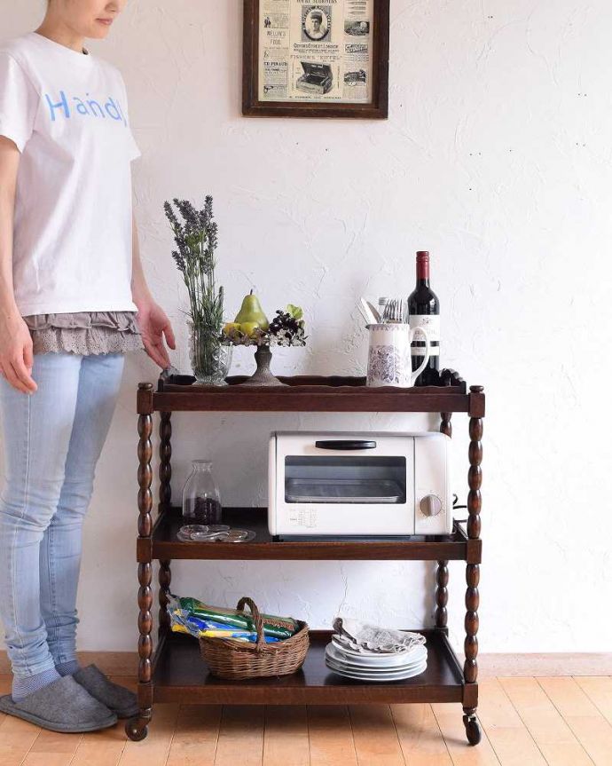 アンティークのワゴン・トローリー アンティーク家具 イギリスの便利なアンティーク家具、3段タイプのトロリー(ワゴン)。コロコロ転がせて移動も楽チン!アンティークの中でも人気の高いワゴン。(q-1219-f)