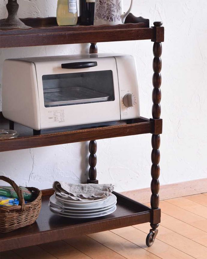 アンティークのワゴン・トローリー アンティーク家具 イギリスの便利なアンティーク家具、3段タイプのトロリー(ワゴン)。おシャレなワゴンは使い方自由自在いろんな用途で使えるワゴン。(q-1219-f)