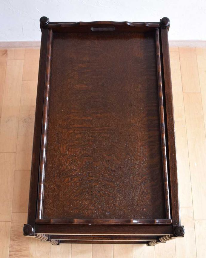 アンティークのワゴン・トローリー アンティーク家具 イギリスの便利なアンティーク家具、3段タイプのトロリー(ワゴン)。上から見るとこんな形です修復にもいろんな方法がありますが、Handleではこだわって仕上げています。(q-1219-f)