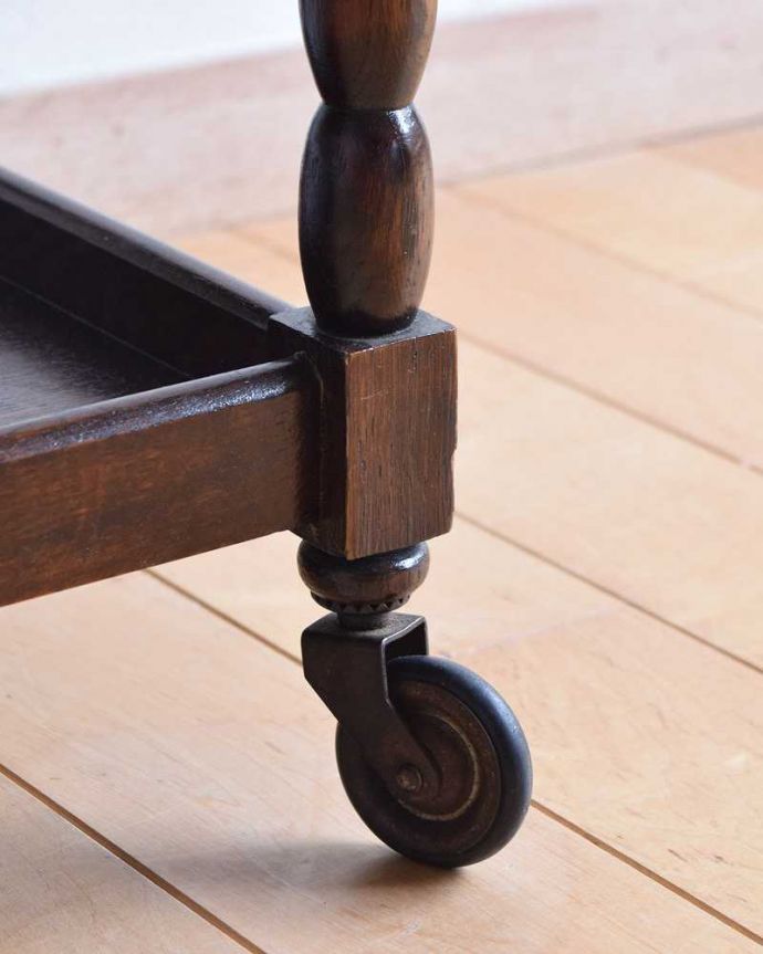 アンティークのワゴン・トローリー アンティーク家具 イギリスの便利なアンティーク家具、3段タイプのトロリー(ワゴン)。ちゃんと動きます脚先にはキャスターが。(q-1219-f)