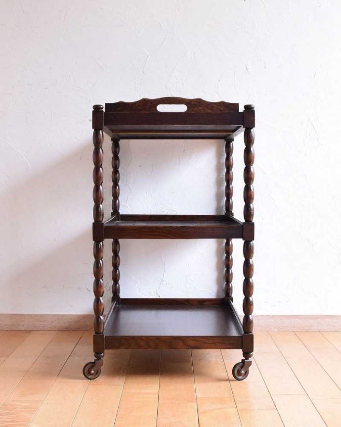 アンティークのワゴン・トローリー アンティーク家具 イギリスの便利なアンティーク家具、3段タイプのトロリー(ワゴン)。キッチンだけじゃもったいない!アンティークのワゴンはデザインもキレイなので、キッチン用として使うだけじゃなく、家具としていろいろ使えます。(q-1219-f)