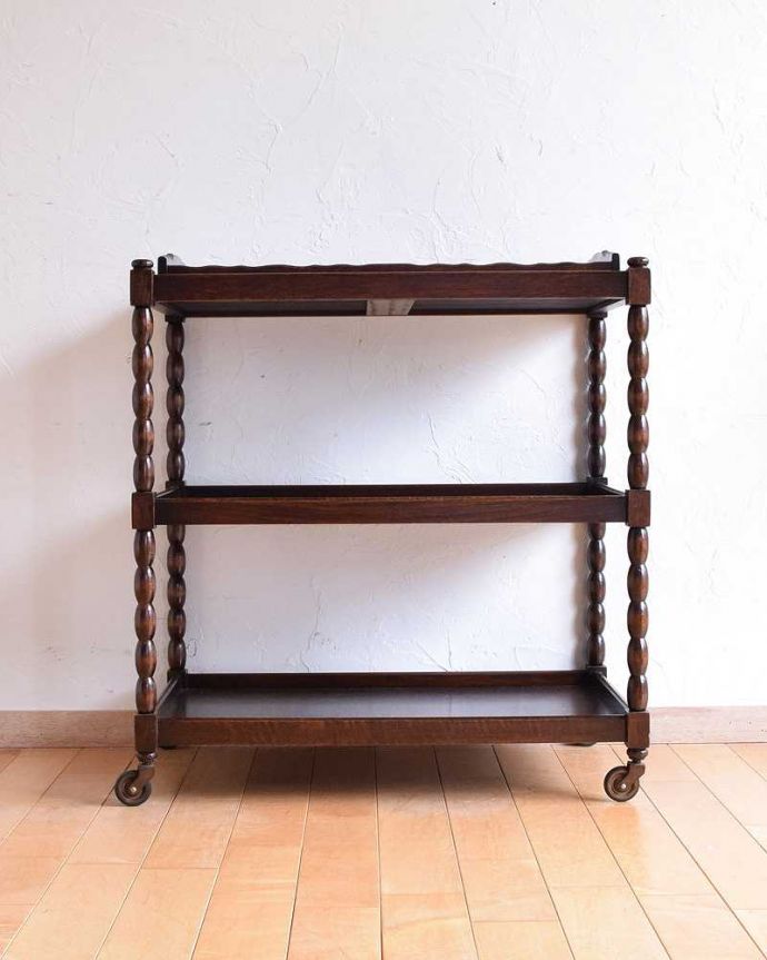 アンティークのワゴン・トローリー アンティーク家具 イギリスの便利なアンティーク家具、3段タイプのトロリー(ワゴン)。360度、どこから見てもキレイアンティークは新品ではないので、もちろん経年変化によるキズはありますが、専門の職人がキレイにお直しをしているので、どの角度から見てもキレイです。(q-1219-f)