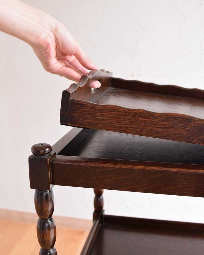 アンティークのワゴン・トローリー アンティーク家具 イギリスの便利なアンティーク家具、3段タイプのトロリー(ワゴン)。天板はトレイになっています。(q-1219-f)