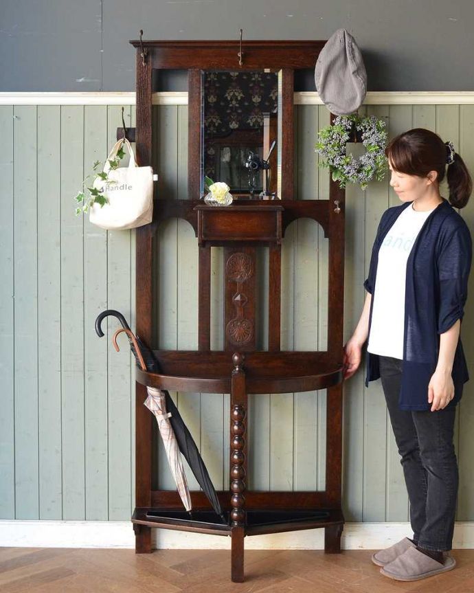 アンティークの玄関収納 アンティーク家具 玄関のインテリアにおススメのアンティーク家具、オーク材の鏡付きホールスタンド。英国紳士の身だしなみのための家具もともと英国紳士の正装の必須アイテムだったステッキを収納するための家具。(q-1222-f)