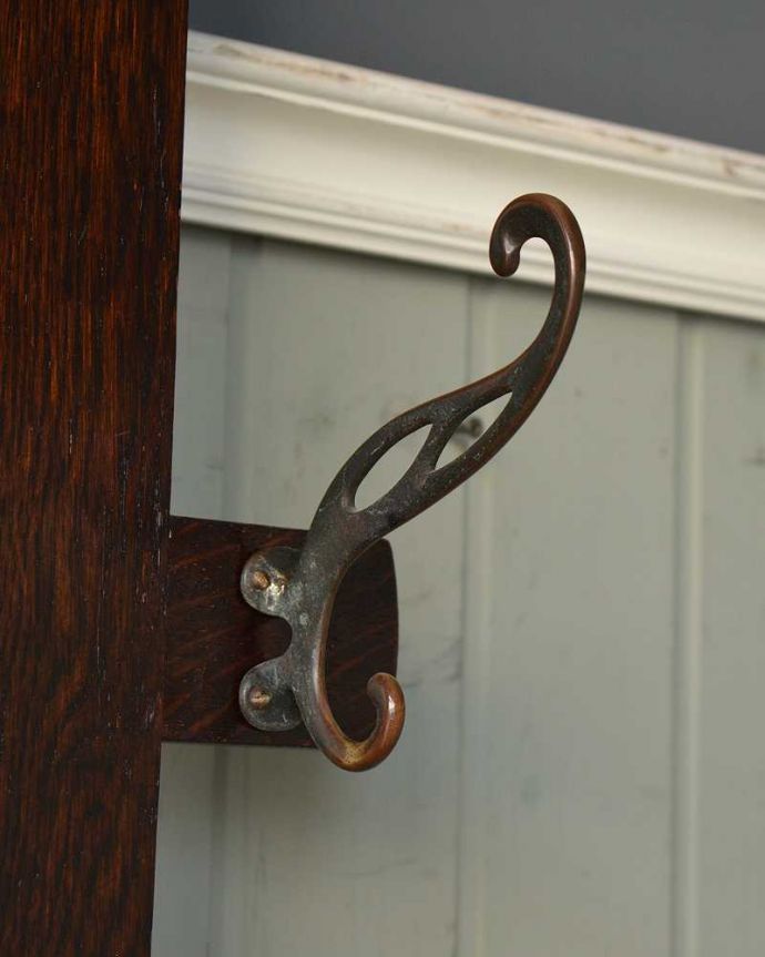 アンティークの玄関収納 アンティーク家具 玄関のインテリアにおススメのアンティーク家具、オーク材の鏡付きホールスタンド。いろいろ便利に使える仕掛けどんな風に、何を掛けてもOK。(q-1222-f)