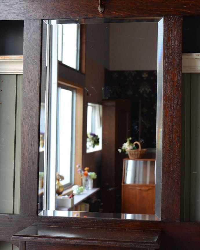 アンティークの玄関収納 アンティーク家具 玄関のインテリアにおススメのアンティーク家具、オーク材の鏡付きホールスタンド。お出かけ前にミラーでチェックやっぱり玄関にはミラーが必要!出かける前にサッと身だしなみチェックできるから便利です。(q-1222-f)