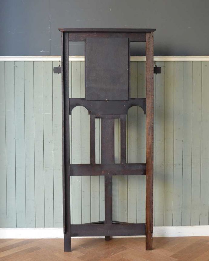 アンティークの玄関収納 アンティーク家具 玄関のインテリアにおススメのアンティーク家具、オーク材の鏡付きホールスタンド。修復したので後姿もキレイですアンティークは新品ではないので、もちろん経年変化によるキズはありますが、専門の職人がキレイに修復したので、後ろ姿もキレイです。(q-1222-f)