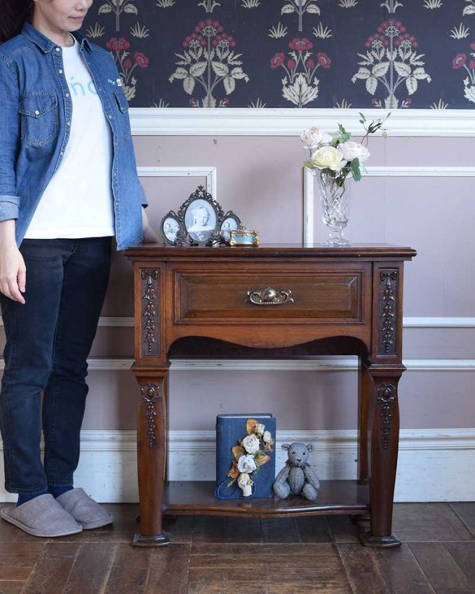 アンティークのテーブル アンティーク家具 玄関で使える英国のアンティーク家具、引出し付きのホールテーブル。壁からお部屋を彩ってくれるアンティーク家具天板も引き出しもどっちも主役のサイドチェストテーブル。(q-1223-f)