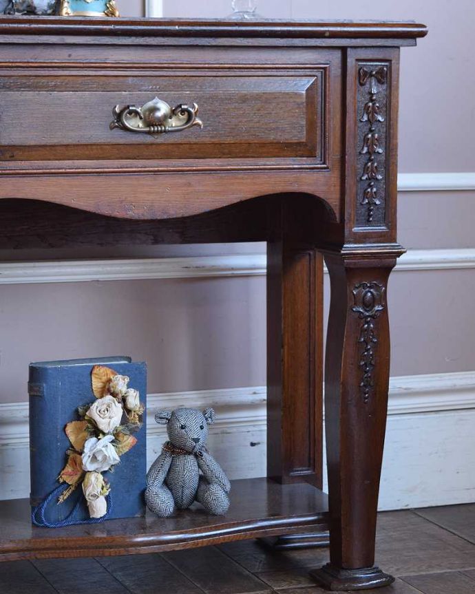 アンティークのテーブル アンティーク家具 玄関で使える英国のアンティーク家具、引出し付きのホールテーブル。アンティークらしい華やかなデザイン優雅なデザインのアンティーク家具は、壁の前に置くだけで、お部屋の中がグンッと格上げされます。(q-1223-f)